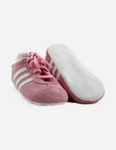 Adidas Badana rosa detalle logo