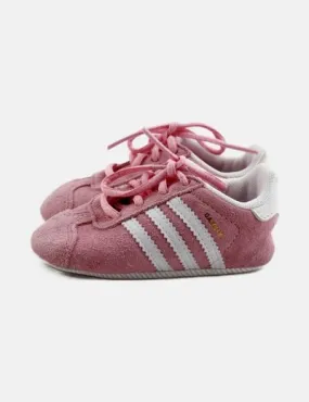 Adidas Badana rosa detalle logo