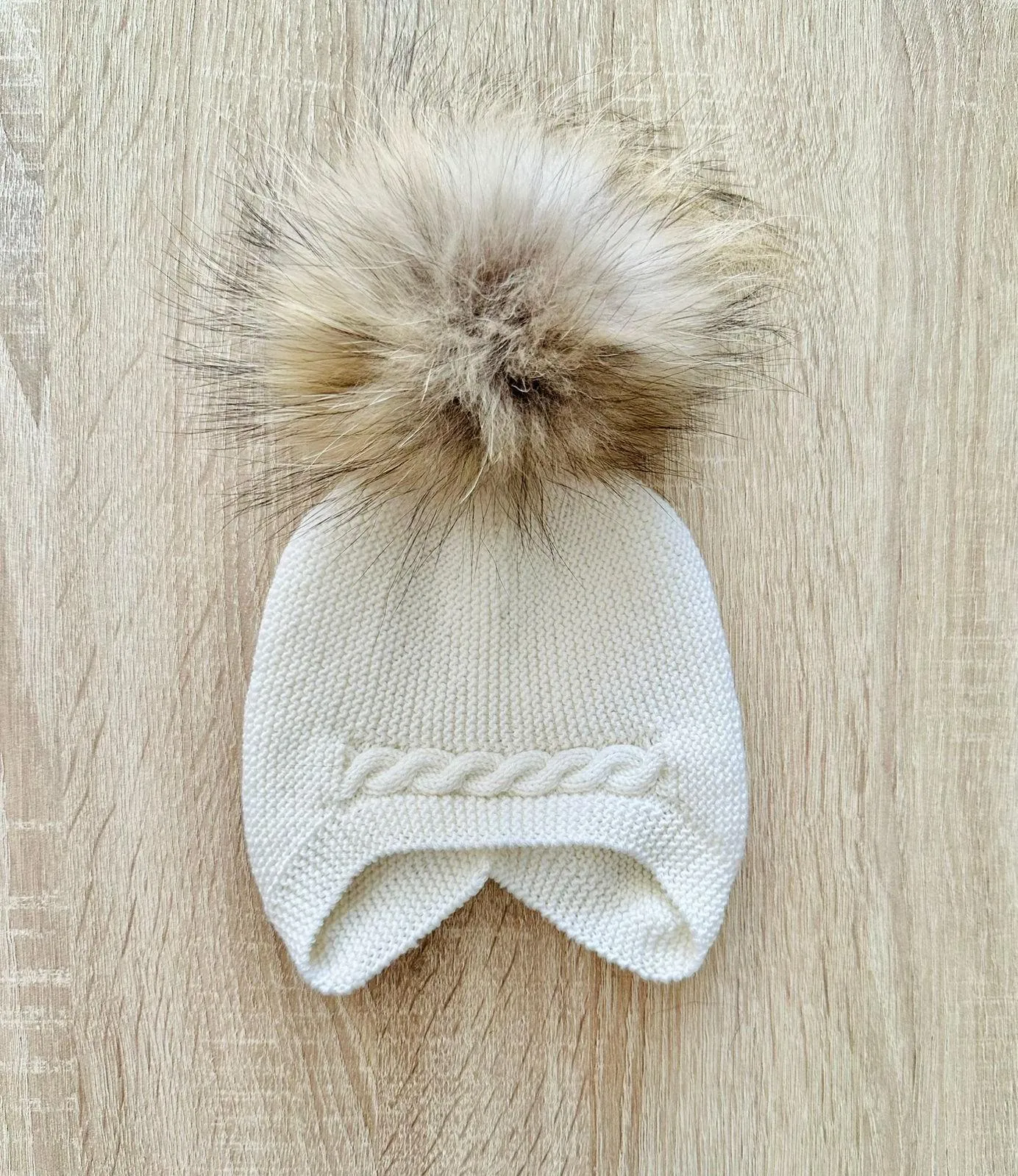 Gorrito pompón blanco