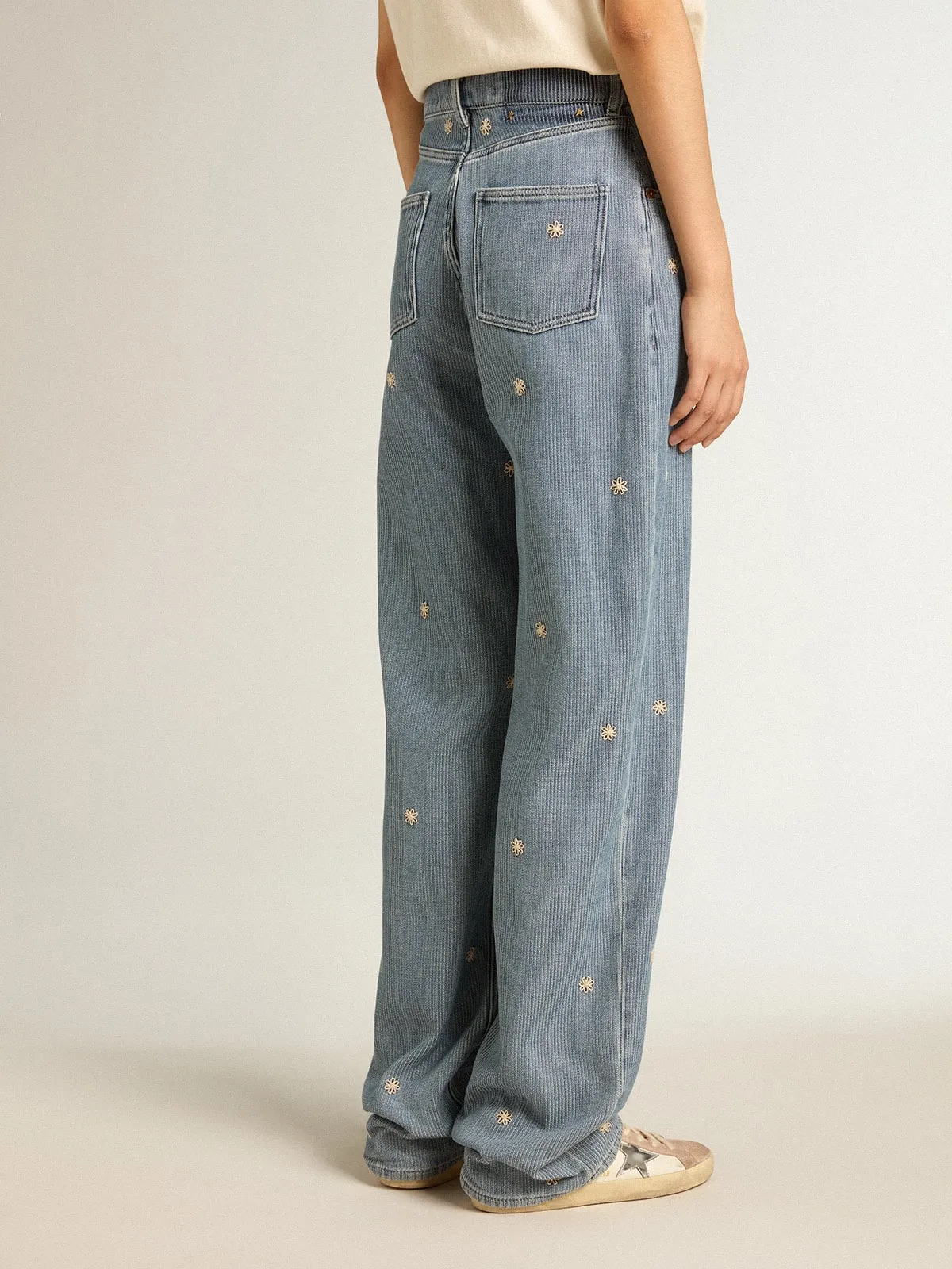 Pantalón de mujer de algodón denim con flores bordadas