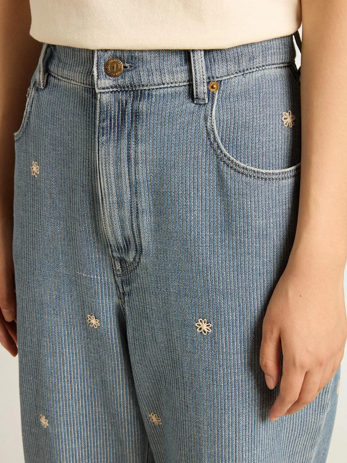 Pantalón de mujer de algodón denim con flores bordadas