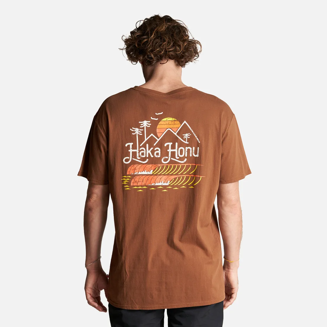 Polera Hombre Amanecer Café Haka Honu